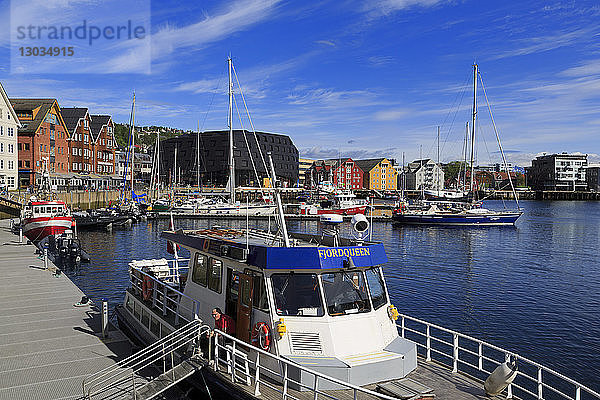 Hafen  Stadt Tromso  Insel Tromsoya  Bezirk Troms  Norwegen  Skandinavien