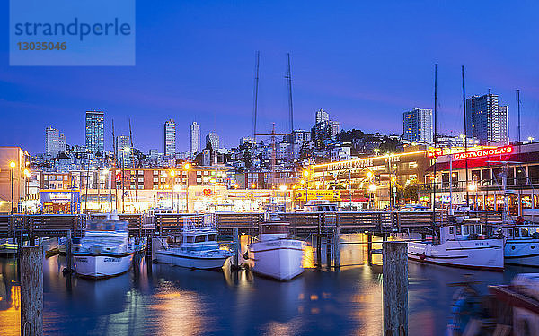 Fishermans Wharf-Hafen in der Abenddämmerung  San Francisco  Kalifornien  Vereinigte Staaten von Amerika  Nordamerika