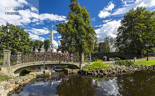 Freiheitsdenkmal im Park auf dem Basteiberg  Riga  Lettland  Baltische Staaten