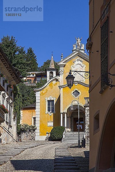 Via Albertoletti und Kirche S.M. Assunta  Orta San Giulio  Piemonte (Piemont)  Italien