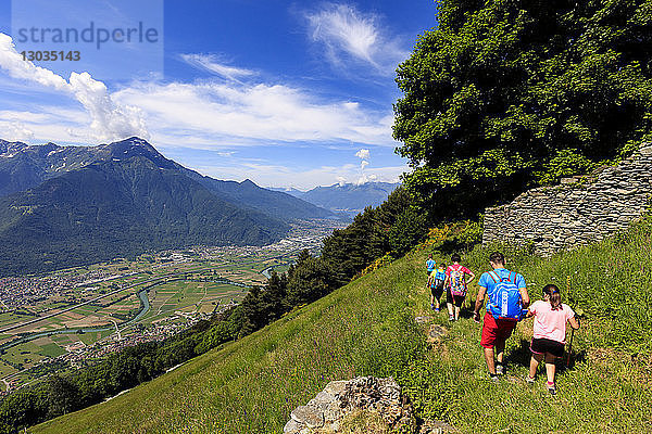 Familie mit Kindern auf dem Fußweg zur Alpe Bassetta  Unteres Valtellina  Provinz Sondrio  Lombardei  Italien