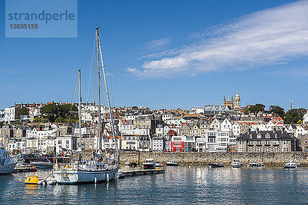 Boote im Hafen von St. Peter Port  Guernsey  Kanalinseln  Vereinigtes Königreich