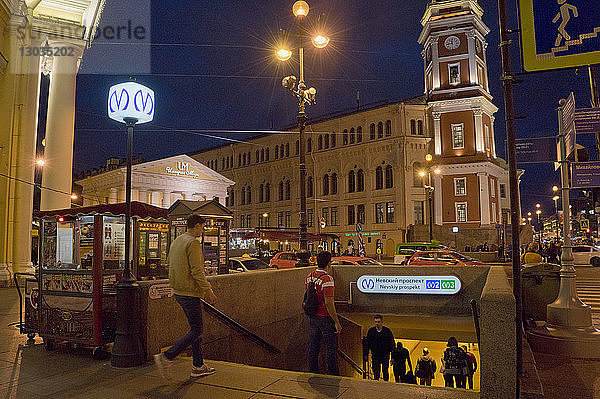 Eingang zu einer Metrostation  Sankt Petersburg  Russland