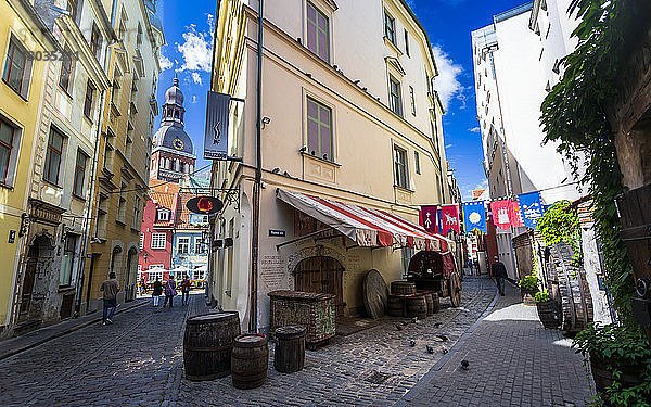 Kuppelkathedrale und mittelalterliche Straße  Alt-Riga  Lettland  Baltikum