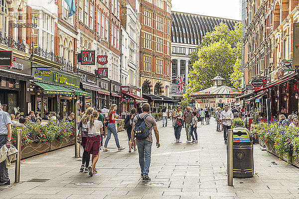 Eine typische Straßenszene am Leicester Square  London  England  Vereinigtes Königreich