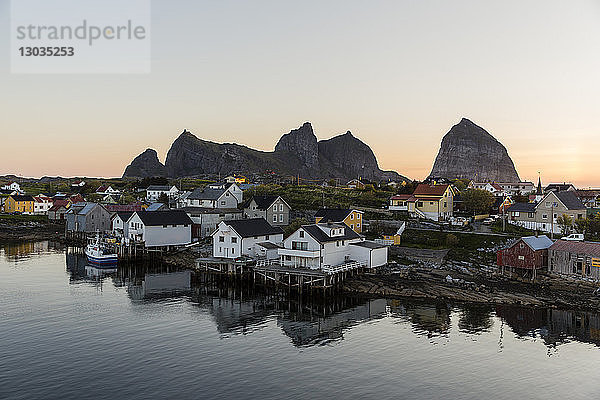 Sonnenuntergang in der Fischerstadt Traena (Trana)  am Polarkreis  Norwegen  Skandinavien