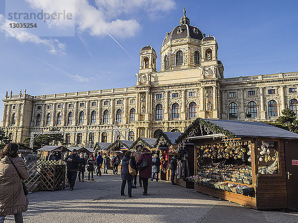 Weihnachtsmarkt vor dem Naturhistorischen Museum  Wien  Österreich