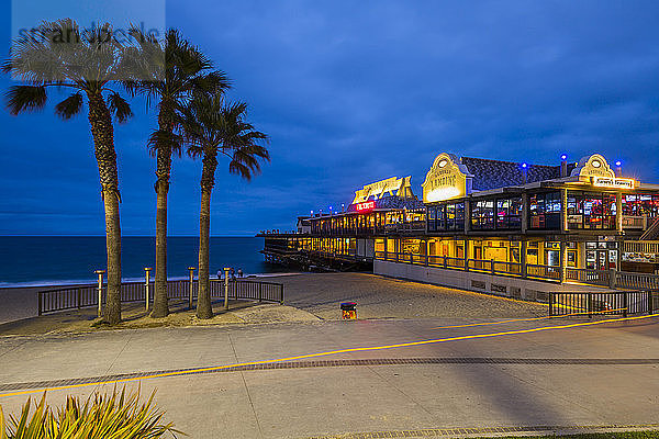 Blick auf den Redondo-Pier in der Abenddämmerung  Los Angeles  Kalifornien  Vereinigte Staaten von Amerika