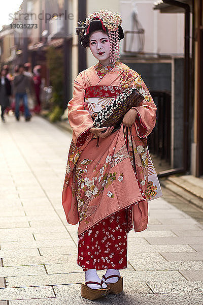 Geisha in einem Kimono in Gion  Kyoto  Japan