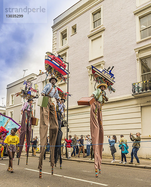 Einige der farbenfroh gekleideten Darsteller beim Notting Hill Carnival  London  England  Vereinigtes Königreich