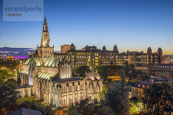 Glasgow Cathedral und Royal Infirmary in der Abenddämmerung  Glasgow  Schottland  Vereinigtes Königreich