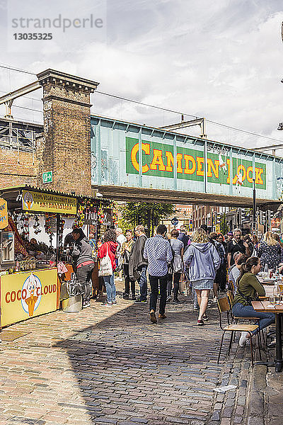 Ein Blick auf den Camden Market und die Camden Lock-Brücke in Camden  London  England  Vereinigtes Königreich