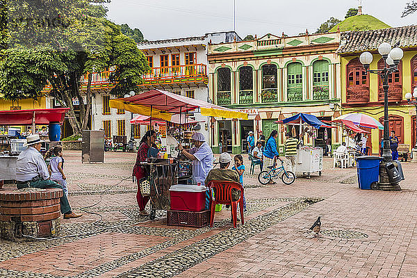 Bunte Kolonialarchitektur auf dem Hauptplatz  Parque Reyes  in Jerico  Antioquia  Kolumbien  Südamerika