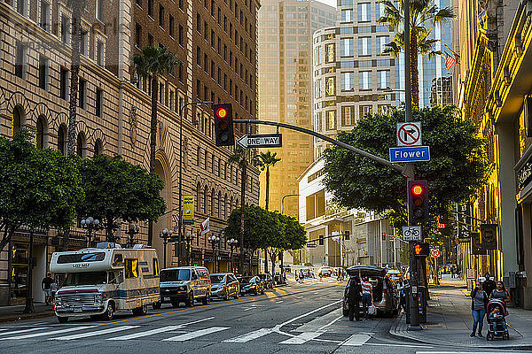 Straßenszene im Stadtzentrum von Los Angeles während der goldenen Stunde  Los Angeles  Kalifornien  Vereinigte Staaten von Amerika