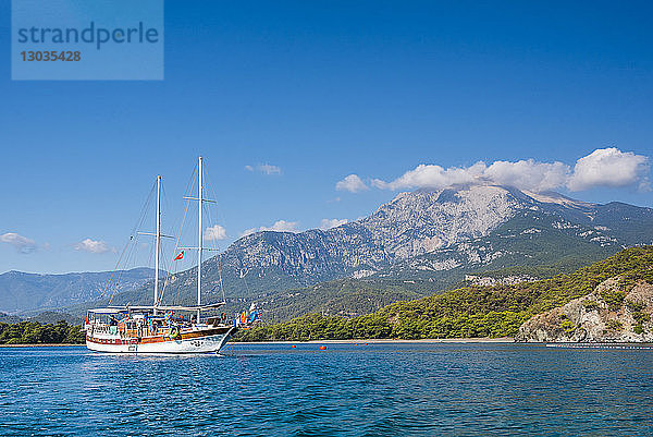 Gulet-Segelschiff in einer Bucht in Phaselis bei Kemer  Provinz Antalya  Mittelmeerküste  Türkei Minor