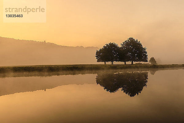 Spiegelungen im Fluss Derwent  Dämmerung und Herbstnebel  Chatsworth Park  Peak District National Park  Chesterfield  Derbyshire  England  Vereinigtes Königreich