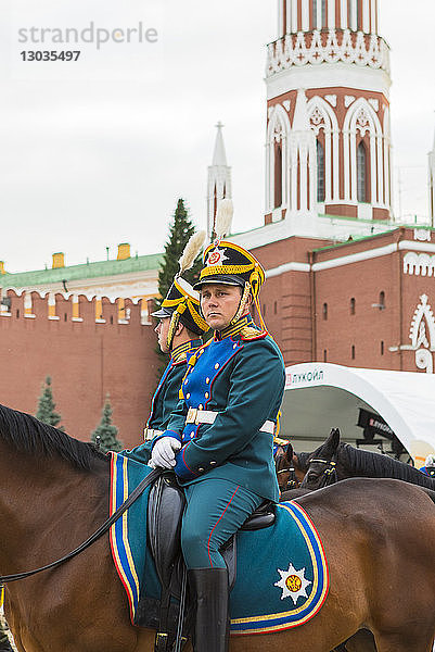 Ein russischer Soldat auf dem Roten Platz  Moskau  Russland