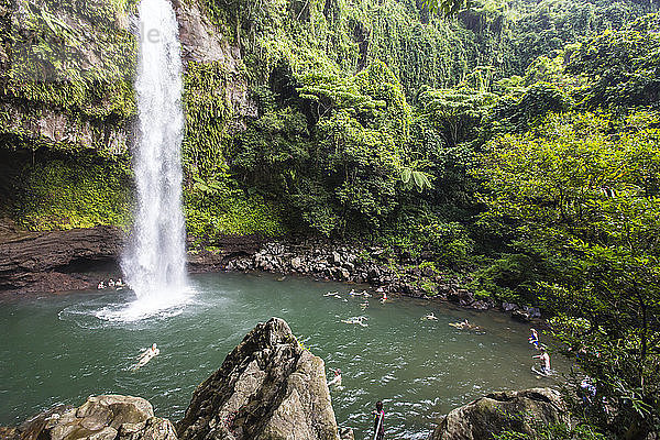 Touristen genießen das erfrischend kühle Wasser eines Wasserfalls auf der Insel Taveuni  Republik Fidschi  Inseln im Südpazifik