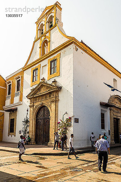 Ein Blick auf die Kirche Santo Toribio in der Altstadt von Cartagena  Kolumbien  Südamerika