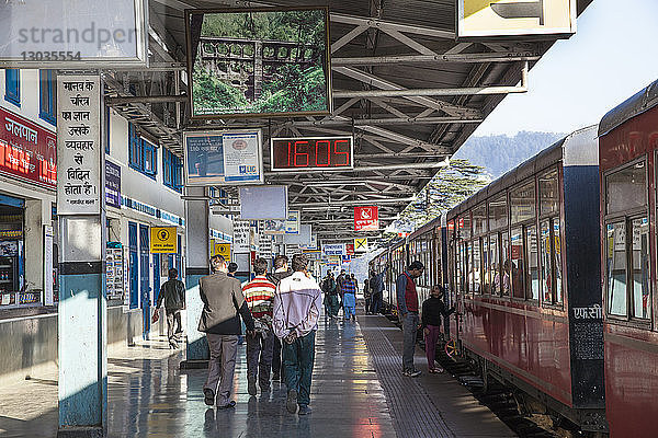 Der Spielzeugeisenbahnzug Himalayan Queen im Bahnhof von Shimla  am Ende der Kalka-Shimla-Bahn  UNESCO-Weltkulturerbe  Shimla (Simla)  Himachal Pradesh  Indien