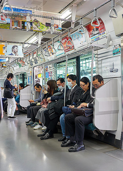Fahrgäste in einer Tokioter U-Bahn  Tokio  Japan