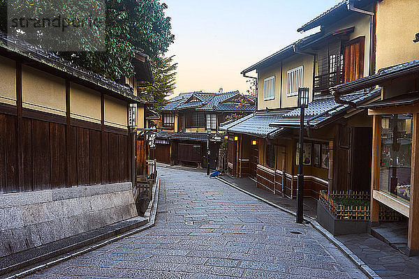Die Straße Sannen Zaka am Morgen in Higashiyama  Kyoto  Japan