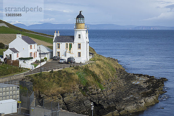 Holborn Head Lighthouse  Scrabster und Blick auf die entfernten Orkney-Inseln  Caithness  Schottland  Vereinigtes Königreich