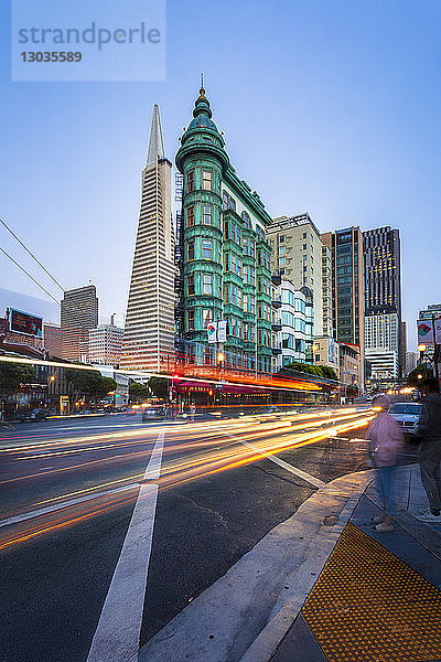 Blick auf die Transamerica Pyramid an der Columbus Avenue und die Lichter der Autospur  San Francisco  Kalifornien  Vereinigte Staaten von Amerika  Nordamerika