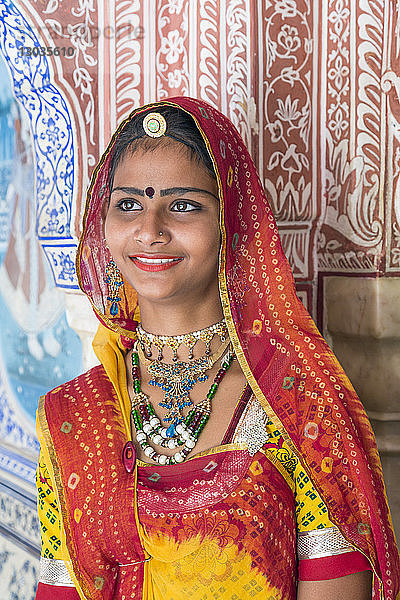 Dame in einem farbenfrohen Sari in einem verzierten Durchgang  Samode Palace  Jaipur  Rajasthan  Indien