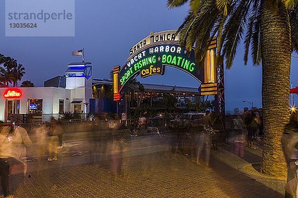 Eingang zum Santa Monica Pier in der Abenddämmerung  Santa Monica  Los Angeles  Kalifornien  Vereinigte Staaten von Amerika