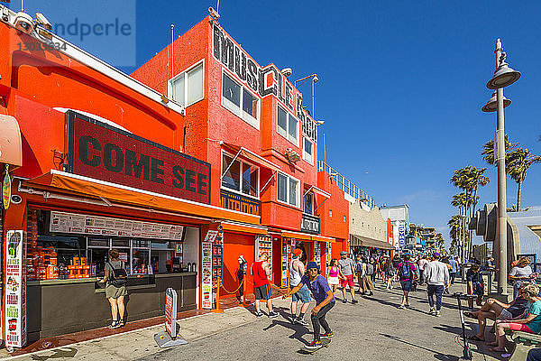 Blick auf bunte Geschäfte am Ocean Front Walk in Venice Beach  Los Angeles  Kalifornien  Vereinigte Staaten von Amerika