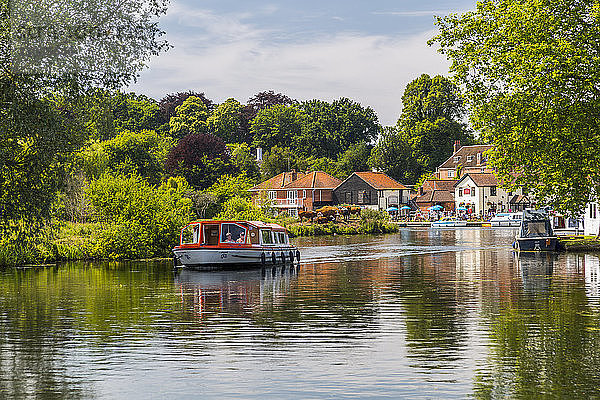 Boote auf dem Fluss Bure bei Coltishall  Norfolk Broads  Norfolk  England  Vereinigtes Königreich