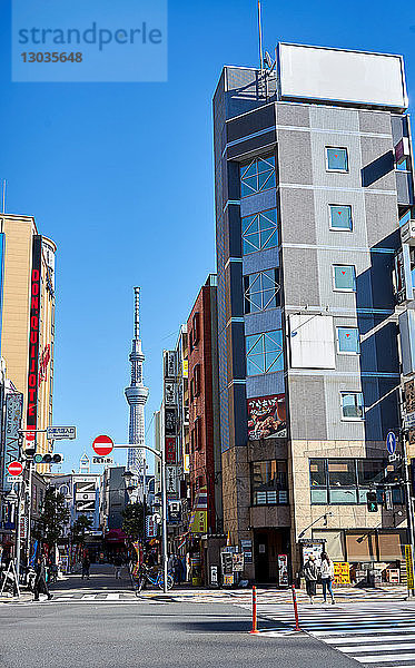 Tokioter Straßenszene mit dem Sky Tree Tower im Hintergrund  Tokio  Japan