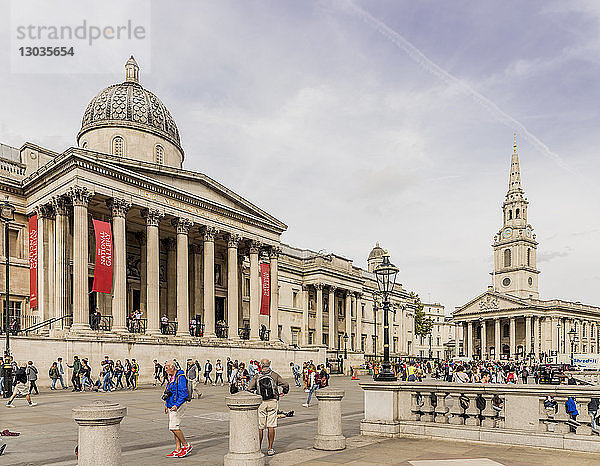 Die National Gallery und die Kirche St. Martins in the Fields am Trafalgar Square  London  England  Vereinigtes Königreich