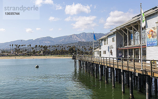 Blick auf den Strand von Santa Barbara und die Malibu Mountains vom Pier in Santa Barbara  Kalifornien  Vereinigte Staaten von Amerika
