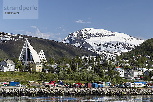 Die Eiskathedrale vom Hafen aus gesehen in Tromso  Norwegen  Skandinavien