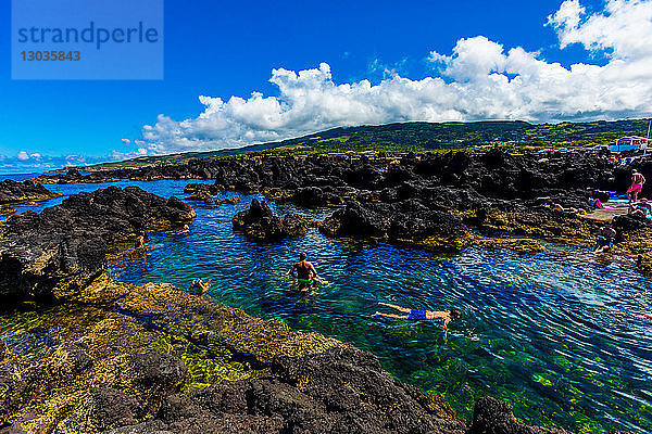 Blick auf natürliche vulkanische Becken namens Biscoitos  Insel Terceira  Azoren  Portugal  Atlantik