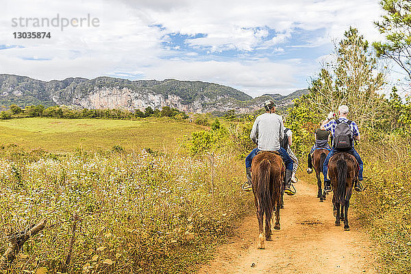 Touristen bei einer Pferdetour im Vinales-Nationalpark  UNESCO-Weltkulturerbe  Vinales-Tal  Vinales  Kuba  Westindien  Karibik