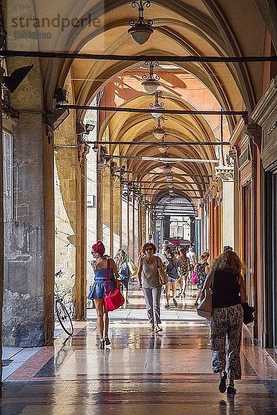 Die Arkaden der Piazza Maggiore  Bologna  Emilia-Romagna  Italien