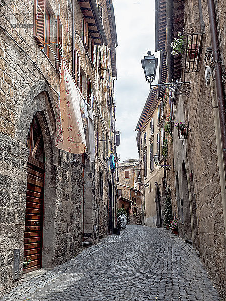 Gepflasterte mittelalterliche Straße und Steinhäuser  Orvieto  Toskana  Italien