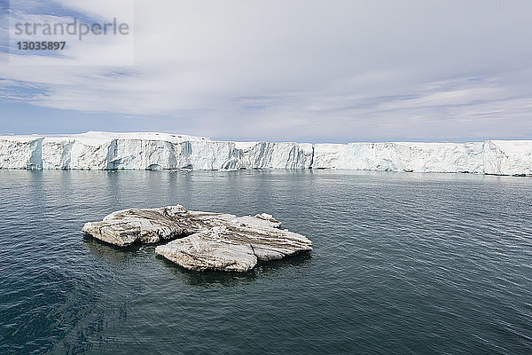 Gletscherwand am Negribreen  Ostküste von Spitzbergen  einer Insel des Svalbard-Archipels  Arktis  Norwegen