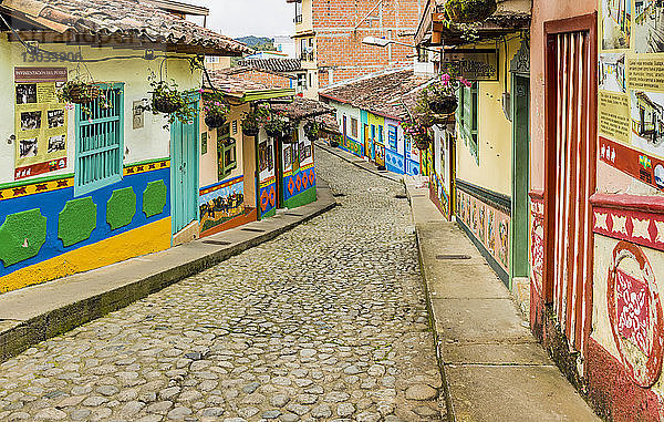 Eine typisch farbenfrohe Straße mit Gebäuden  die mit traditionellen lokalen Fliesen bedeckt sind  in der malerischen Stadt Guatape  Kolumbien
