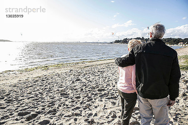 Älteres erwachsenes Paar genießt Strand