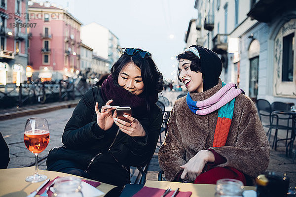 Freunde genießen ein Getränk im Freiluftcafé  Mailand  Italien