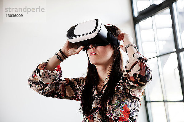 Teenager-Mädchen schaut durch ein Virtual-Reality-Handgerät