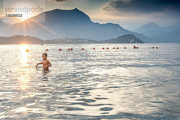 Junge watend im Meer