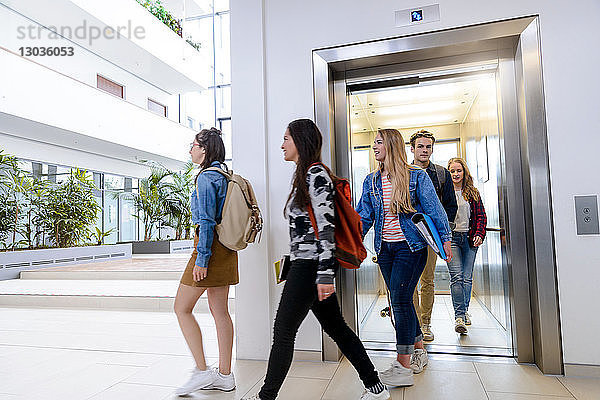 Universitätsstudenten beim Verlassen des Aufzugs auf dem Campus
