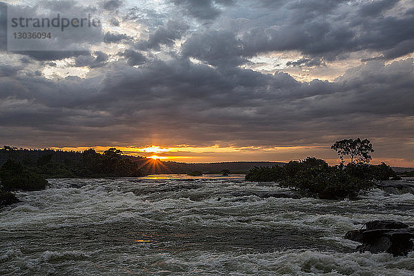 Nil im Morgengrauen mit starker Wasserströmung  Uganda