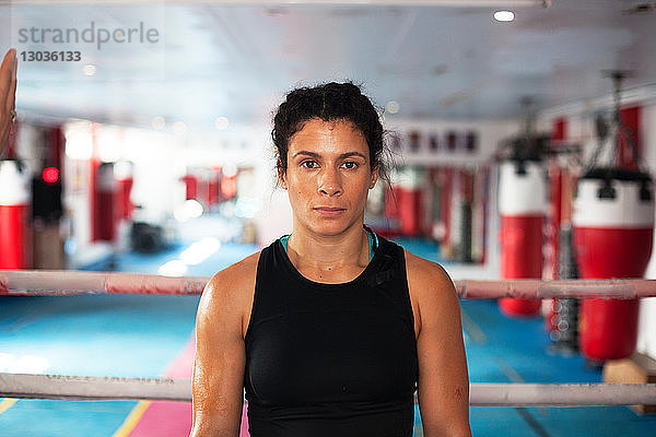 Boxerin im Fitnessstudio