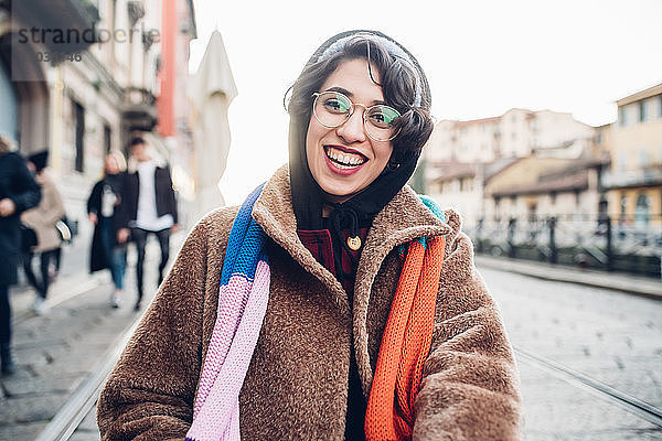Glückliche Frau auf gepflasterter Straße  Mailand  Italien